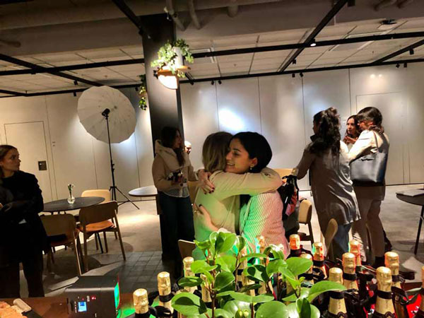 Två personer kramas