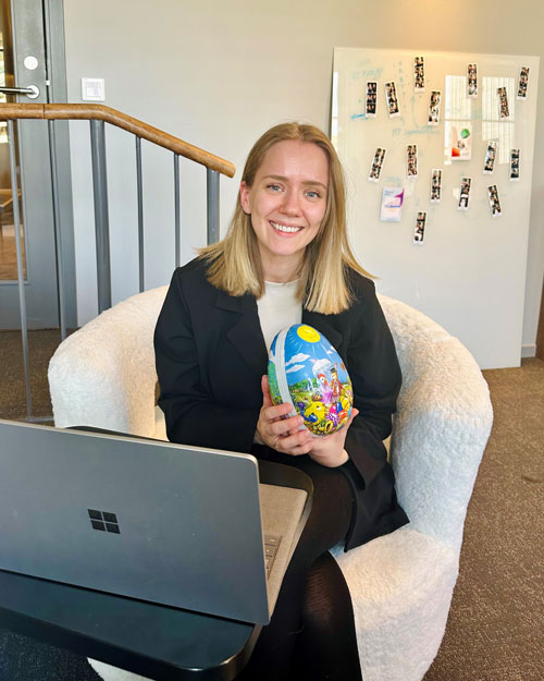 Emelie med ett påskägg